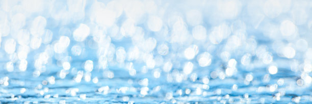 旗帜与蓝色的水闪闪发光的亮点在表面图片下载