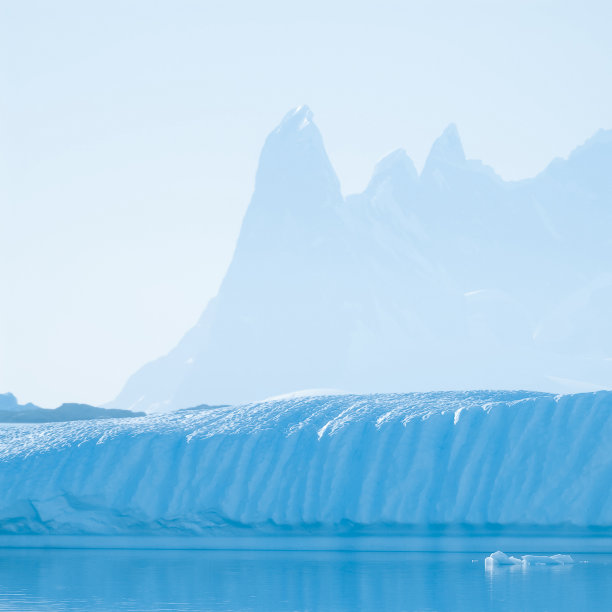 勒梅尔海峡沿海景观，山脉和冰山，南极半岛，南极洲。图片下载