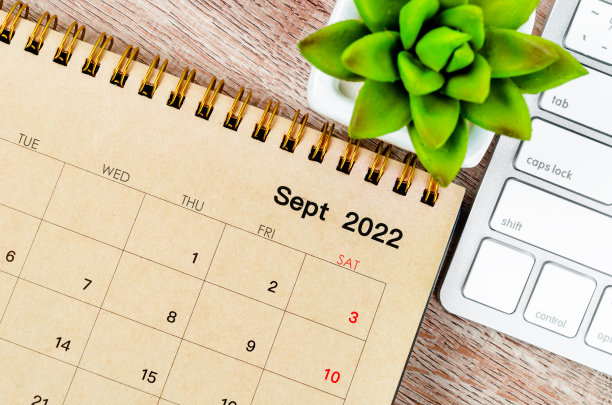 2022年9月木制背景电脑键盘台历。图片下载