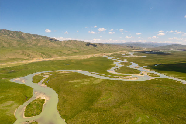 蜿蜒的河流和草地。图片摄于中国新疆巴音布鲁克草原。图片下载