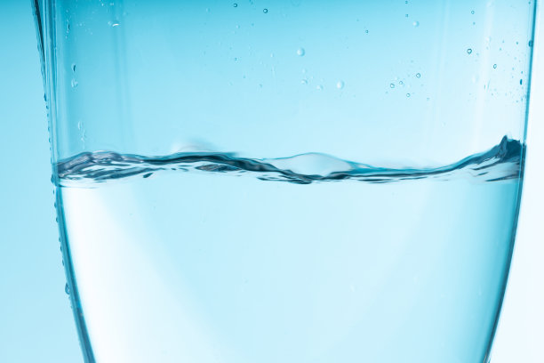 玻璃容器里美丽的蓝色水花。干净的清水图片下载
