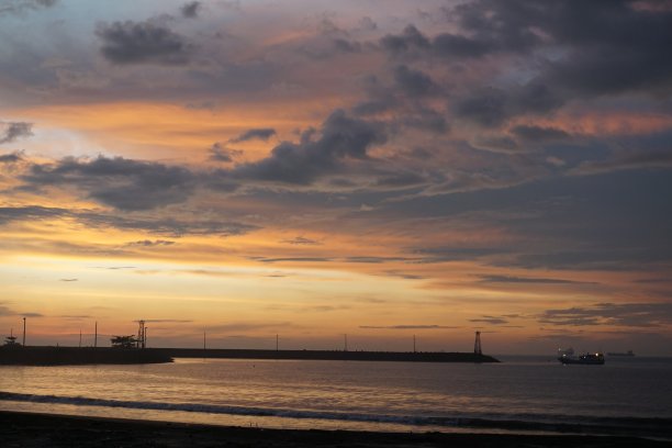 在印度尼西亚芝拉扎海岸的日出景色图片下载