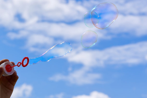 这孩子在大自然中吹肥皂泡。图片下载