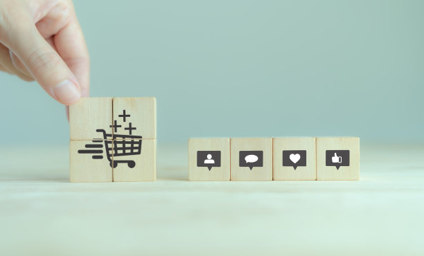 社交媒体与营销策略概念。一组通知图标:喜欢，爱，关注，评论。被社会媒体所吸引。销售漏斗产生潜在客户，将潜在客户转化为付费客户。图片下载