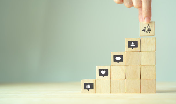 社交媒体与营销策略概念。一组通知图标:喜欢，爱，关注，评论。被社会媒体所吸引。销售漏斗产生潜在客户，将潜在客户转化为付费客户。图片下载