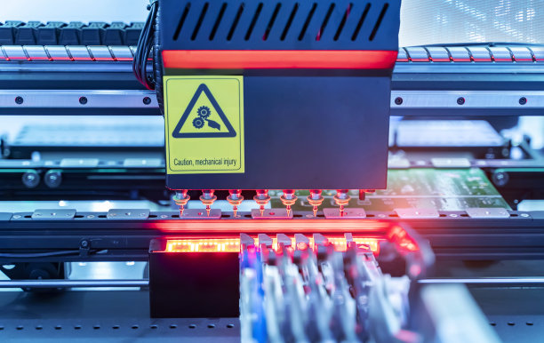 用于印刷电路板(PCB)组装机焊接或焊接零件的自动机器人图片下载