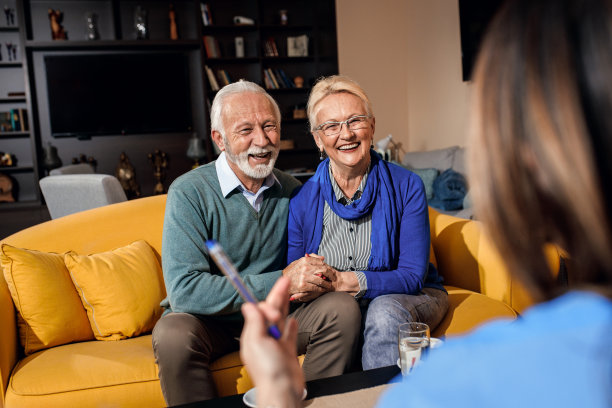 女护士在养老院和老夫妇交谈。图片下载