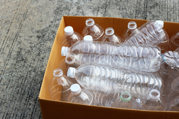 空饮料瓶子。塑料垃圾图片下载