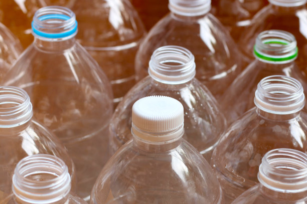 空饮料瓶子。塑料垃圾图片下载