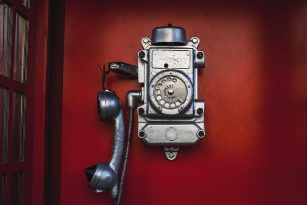 街头电话亭。旧的、脏的、有划痕的电话亭图片下载