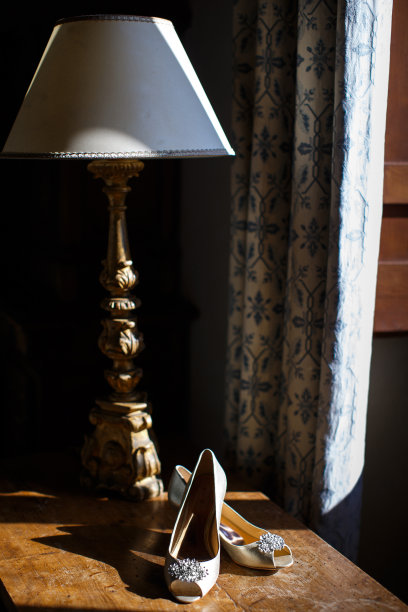 米色的结婚鞋放在窗边的桌子上图片下载