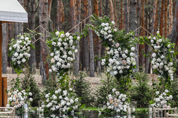 用蜡烛装饰户外婚礼的拱门图片下载