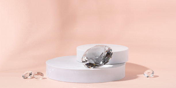 白色的领奖台，粉红色的背景上有钻石。图片下载