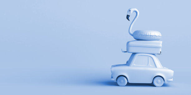 暑假概念车，行李箱和充气的火烈鸟漂浮。副本的空间。3 d演示。图片下载