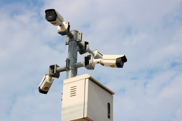 安装在电线杆上的监控摄像头图片下载