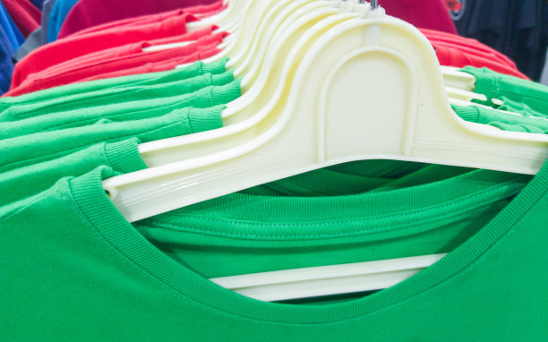 在印尼超级市场的衣架上出售的绿色和红色的男子t恤图片下载
