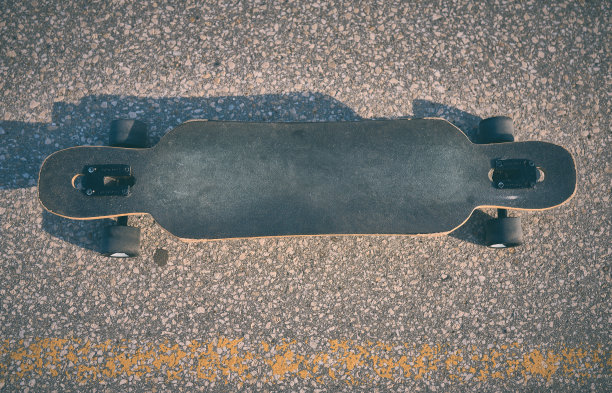 长板上的柏油路没有人，晚上的照片图片下载