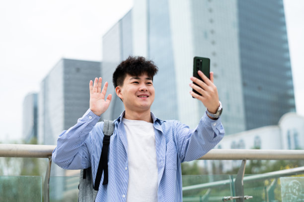 亚洲年轻英俊的大学生在城市街道图片下载