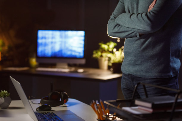复制空间拍摄的一个不认识的人站在他的桌子上，双手合十图片下载