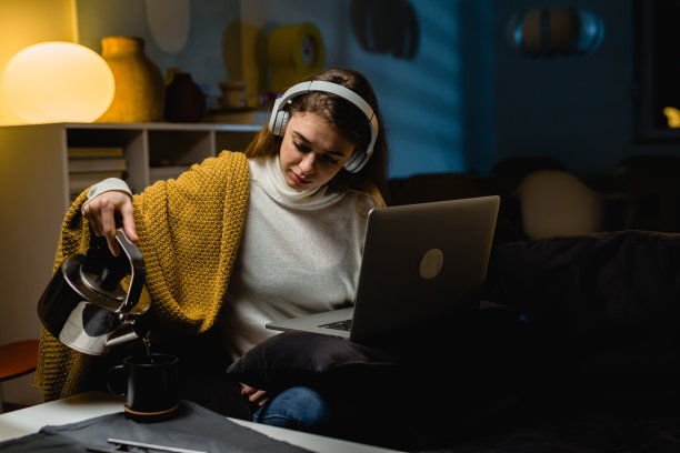 女人在家里图片下载
