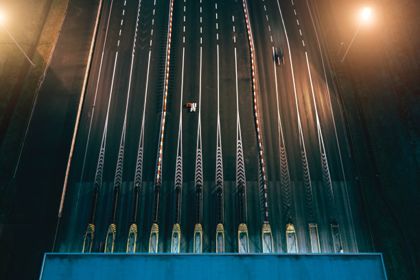 收费公路的鸟瞰图。高速公路收费收费点，晚间时间图片下载