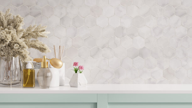 浴室内部白色架子上的配件。图片下载