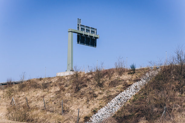 在高速公路侧面安装有广告牌的金属结构图片下载