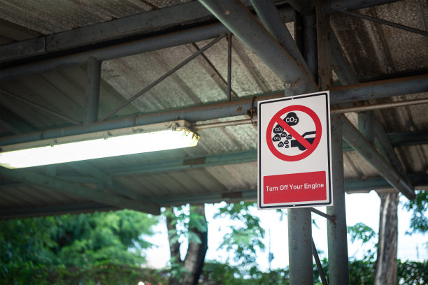 在停车场，汽车引擎的标志是“关闭引擎”。图片下载