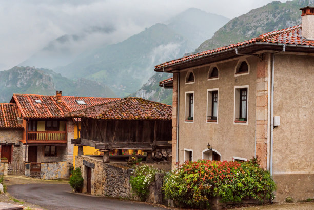 阿斯图里亚斯，阿米耶娃议会的首府萨梅斯镇的街道上。图片下载
