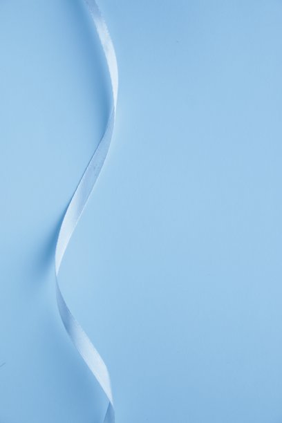 蓝色缎带在纸上的背景。图片下载