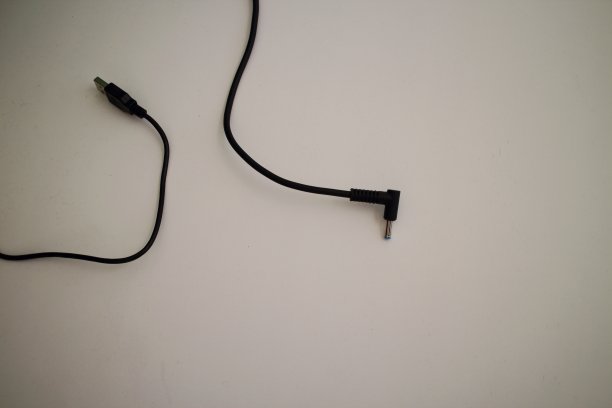 办公桌上放着一根USB线图片下载