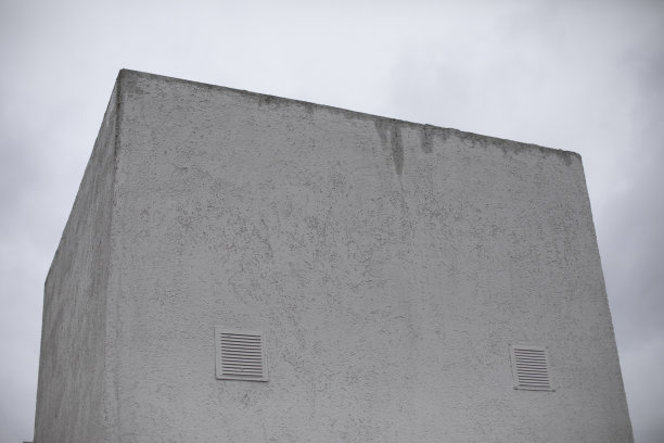 没有窗户的灰色建筑。城市基础设施。热空气去除。图片下载