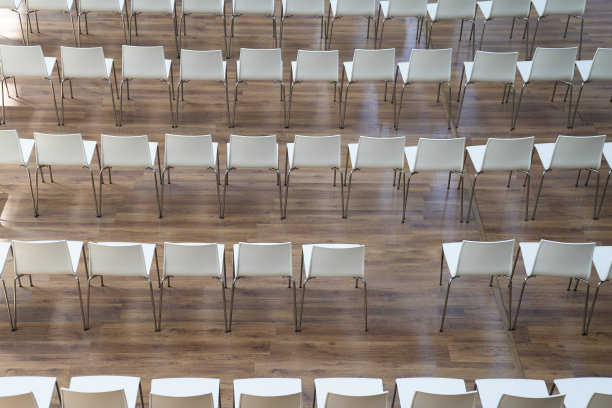 几排整齐的椅子，少了一把图片下载