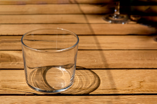 木桌上的空杯子图片下载