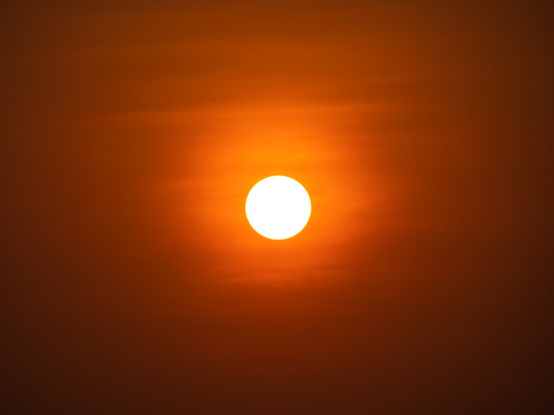 白色的阳光照耀在画面的中间图片下载