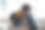 父亲在用笔记本电脑工作，而儿子在家里躺着图片下载