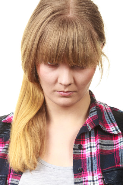 一脸怒气的女人，脸上满是流苏图片下载