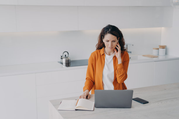 远程教师通过zoom在家上课。老师使用耳机和笔记本电脑开会。图片下载