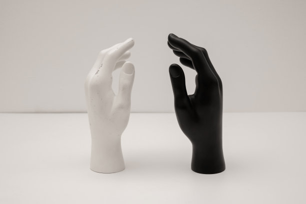 破旧的人体模型手放在白色背景上图片下载