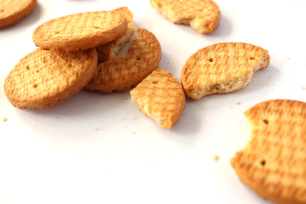 饼干屑孤立在白色背景。图片下载