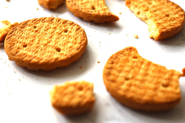 饼干屑孤立在白色背景。图片下载