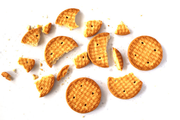 饼干屑孤立在白色背景。图片下载
