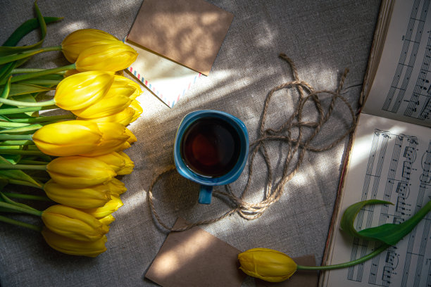 复古的组合与一杯茶，郁金香和笔记，平铺。图片下载