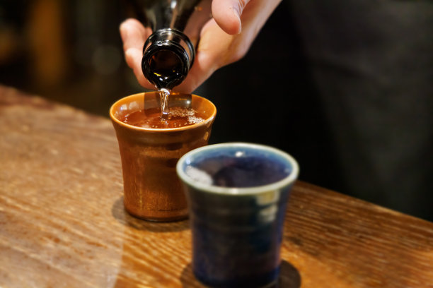 美味的日本清酒灌进了小竹子图片下载