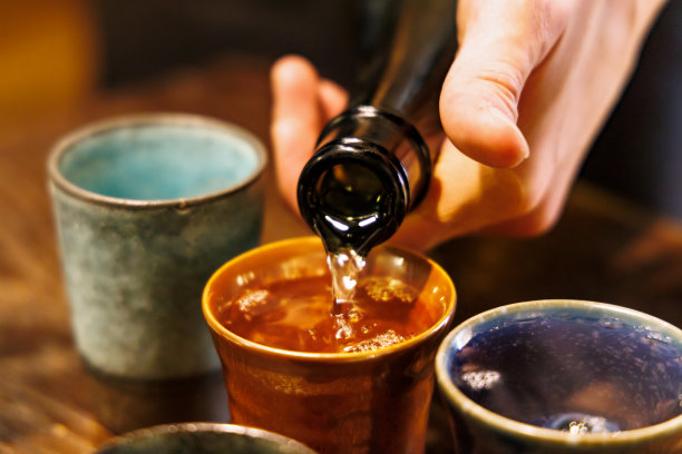 美味的日本清酒灌进了小竹子图片下载