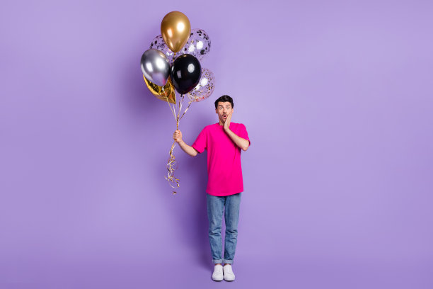 全尺寸照片的年轻震惊惊讶的男子拿着气球听到坏消息孤立在紫色的背景图片下载