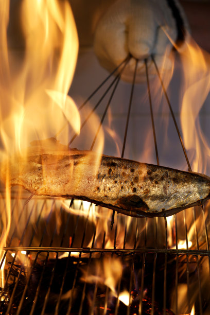 用稻草火烤鲣鱼(胜雄无泷烧的烹调工艺)，日本料理图片下载