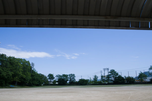 一个有操场和棒球场的公园。图片下载