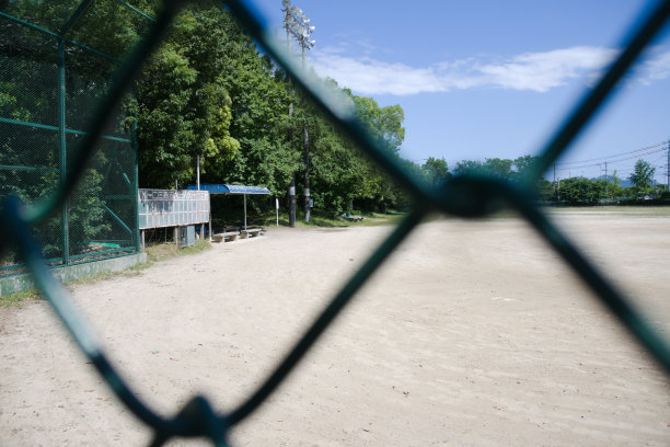 一个有操场和棒球场的公园。图片下载
