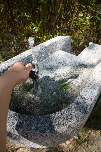 一个有操场和棒球场的公园。图片下载